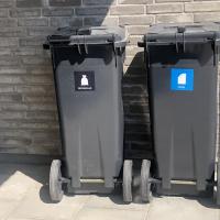 affaldsbeholdere med håndtaget udad